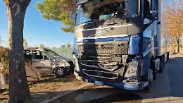 Viterbo: auto si scontra con un camion, un morto