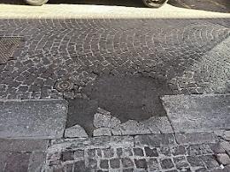 &laquo;A distanza di pochi anni dai lavori in via Cairoli tornano gli avvallamenti dei sampietrini&raquo;
