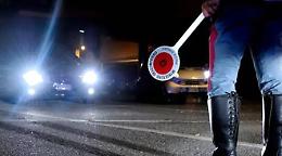 Viaggia contromano in superstrada: multa e sequestro della patente