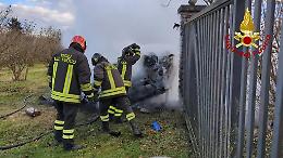 Auto contro la recinzione di una casa, cappotta e prende fuoco