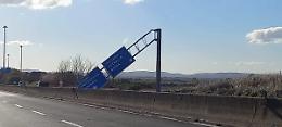 Forte vento nel Viterbese: cartellone cade in superstrada