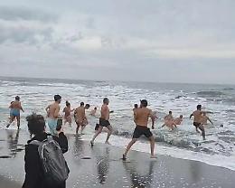 Primo giorno dell&rsquo;anno, a Montalto di Castro rinnovato il tuffo in mare a favore dell&rsquo;Ail