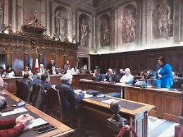 &laquo;Viterbo, in piazza del Comune un pollaio a cielo aperto&raquo;