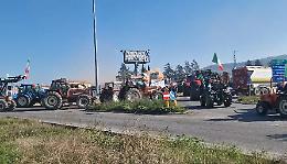 Gli agricoltori &ldquo;bloccano&rdquo; il casello per 2 ore