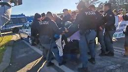 Agricoltori tentano di bloccare il traffico a Orte, fermati dalla polizia