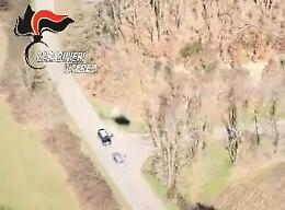 Scoperti dall&rsquo;elicottero mentre comprano droga nei boschi