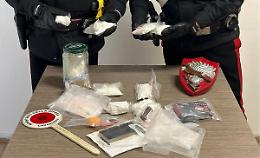 Nasconde un chilo di cocaina e un etto di hashish nel camino