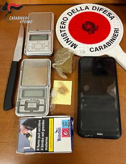 Sorpreso a lanciare droga dal balcone a un minorenne: arrestato