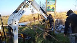 Il "tesoro nascosto": rifiuti di 60 anni fa emergono dai canali di Torre Flavia