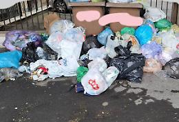 Discariche fuori dai condomini: scattano i controlli