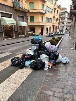 Viterbo: rifiuti conferiti male e abbandonati in via Matteotti