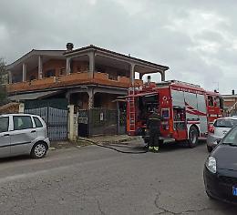 Incendio nel bagno, donna intossicata