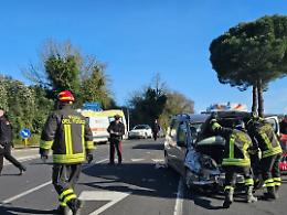 Scontro tra auto e scooter, due persone ferite