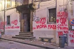 Bassano Romano: sorpreso a imbrattare il Comune con scritte no vax