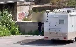 Getta rifiuti nel fosso: incivile filmato &ndash; IL VIDEO