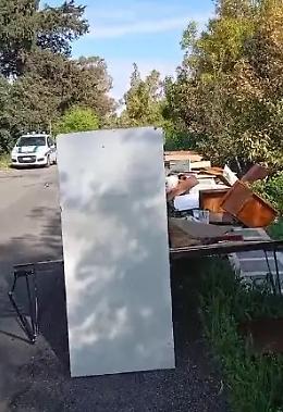 Mobili abbandonati in via di Ceri, Gubetti: &laquo;Immagine vergognosa&raquo; &ndash; IL VIDEO