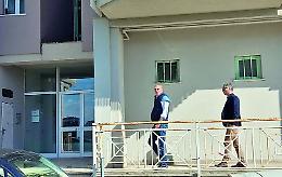 Via Frezza, ancora guai per il palazzo Ater: tra citofoni rotti e garage trasformato in discarica