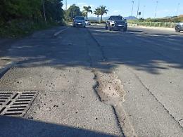 Marciapiedi e strade off limits, protestano disabili e automobilisti