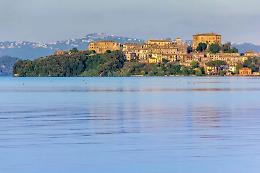 Si tuffano nel lago di Bolsena e trovano una bomba