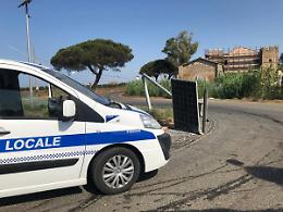 Si schianta con l&rsquo;auto contro i pannelli fotovoltaici e fugge