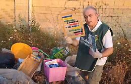 Materiale scolastico tra i rifiuti abbandonati &ndash; VIDEO