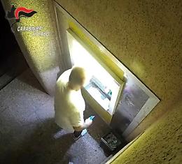 Prese a pugni il bancomat rendendolo inservibile, denunciato un 40enne
