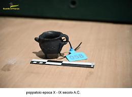 Dopo la statuetta, il lago di Bolsena restituisce cavallino e 150 vasi