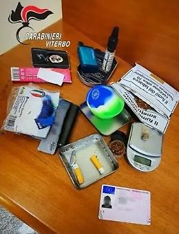 Tentano di disfarsi di uno zaino con l&rsquo;hashish, in due nei guai