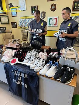 Borse e accessori di noti marchi contraffatti: sequestrati oltre 200 pezzi