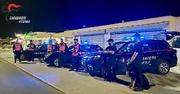 Gira con un mini arsenale di armi bianche in auto: denunciato un 26enne