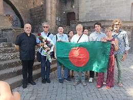 Fiori e bandiera bengalese per Matubbar
