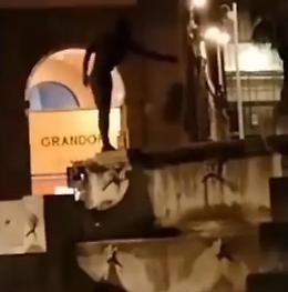 Viterbo: si fa il &ldquo;bagno&rdquo; nella fontana di piazza della Rocca