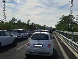 Scontro tra due auto in superstrada, traffico in tilt