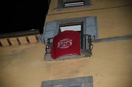 Viterbo: in via del Corso crolla parte di intonaco di un balcone