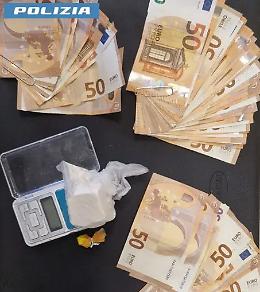 Nasconde in casa 70 grammi di cocaina i 2 mila euro in contanti