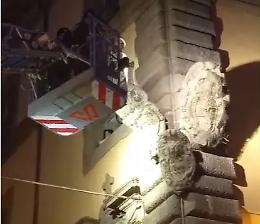 Viterbo: si stacca uno stemma da Palazzo Brugiotti
