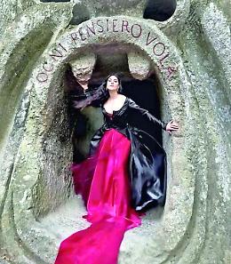 Monica Bellucci festeggia 60 anni a Bomarzo