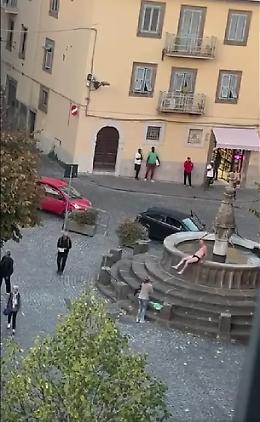 Si spoglia e fa il bagno nella fontana di San Faustino