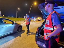 Alla guida dell&rsquo;auto con la patente scaduta e in possesso di una roncola