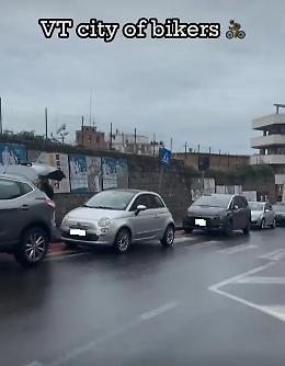 Sosta selvaggia sulla pista ciclabile di via della Pila