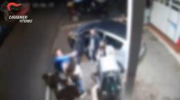 Turisti picchiati e rapinati dopo un passaggio in auto: 20enne in carcere