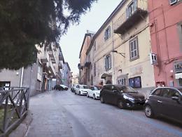 Via Cairoli, si abbassano altre serrande giallobl&ugrave;