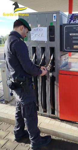 Viterbo, distributore di carburante con pistola &ldquo;truccata&rdquo;