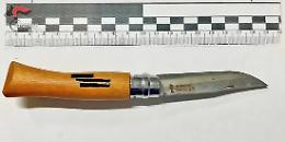 Nasconde nel cruscotto un coltello e cocaina, nei guai un 56enne