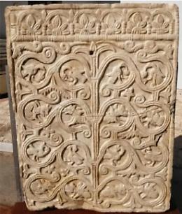 Torna a casa il pluteo in marmo inciso con l&rsquo;albero della vita