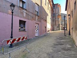 Muro del vecchio ospedale ritinteggiato, ma &egrave; polemica