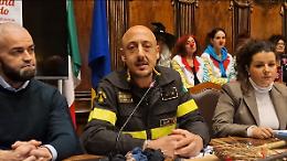 La discesa della vecchina del 115 dai tetti di piazza della Rocca