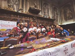 Arrivano le befane con la calza pi&ugrave; lunga del mondo