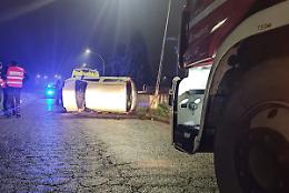 Si ribalta con l&rsquo;auto e rimane incastrato nell&rsquo;abitacolo, ferito un 23enne