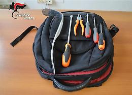 Ladri in fuga abbandonano la refurtiva